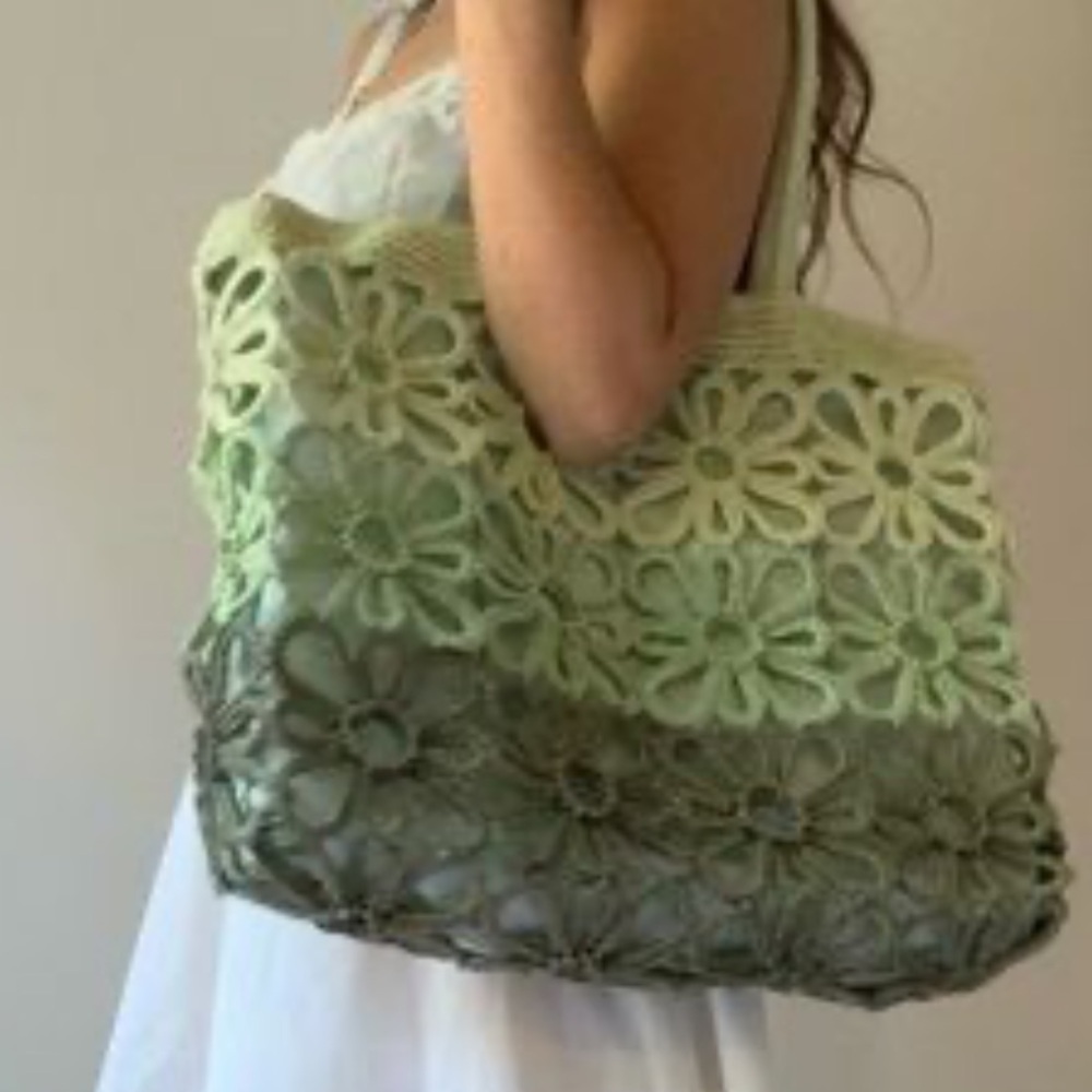 Sun and Sand Ombre Green Rattan Crochet Daisy Beachy Tote - Picture 2 of 8